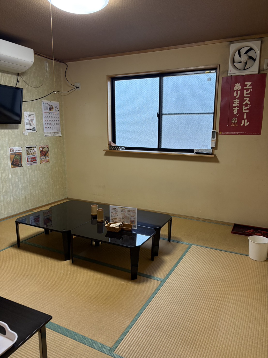 お座敷 - 小上がり（４名様）、個室（8畳、最大12名様）