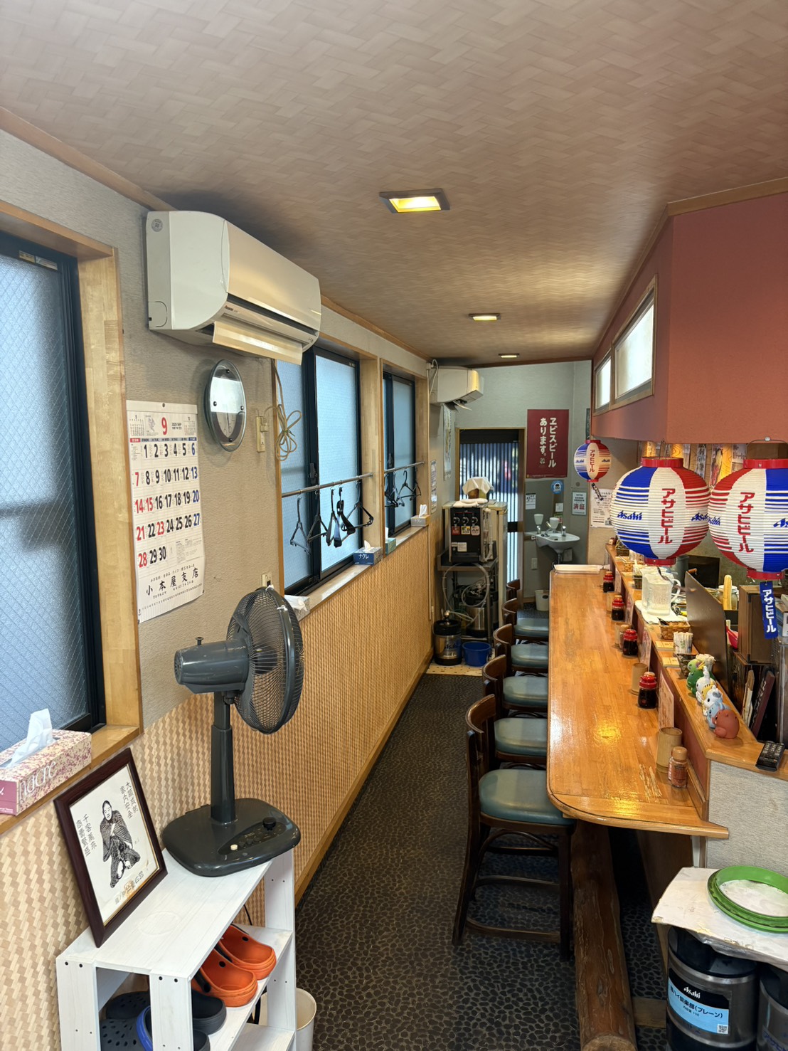 カウンター席 - 一人でも気軽に立ち寄れるカウンター